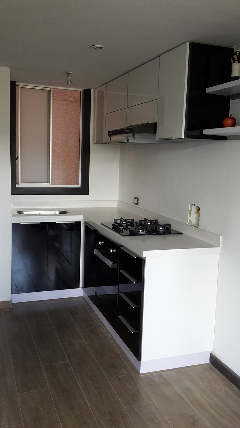 Cocina Integral Blanco Y Negro Con Meson En Quarztone Blanco